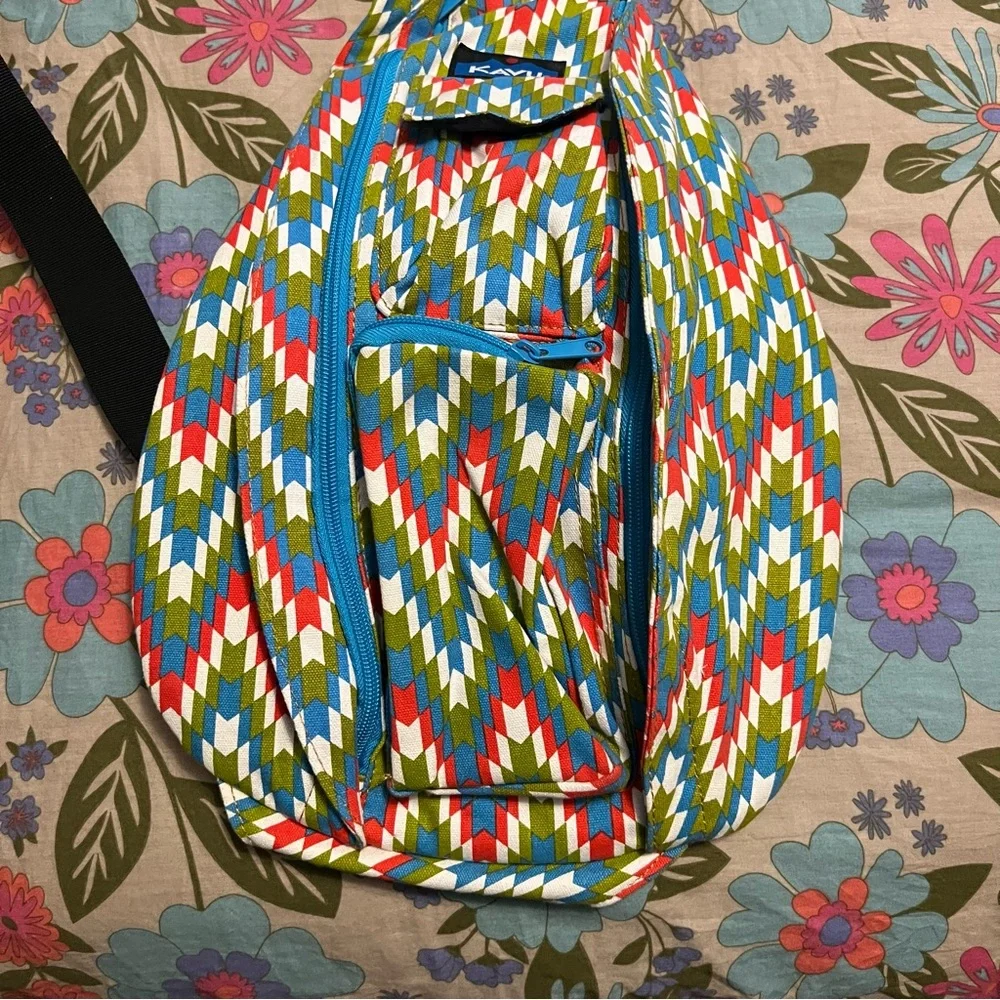 KAVU Colorful Chevron crossbody backpack sling Bag multiple zip pockets - Picture 9 of 12